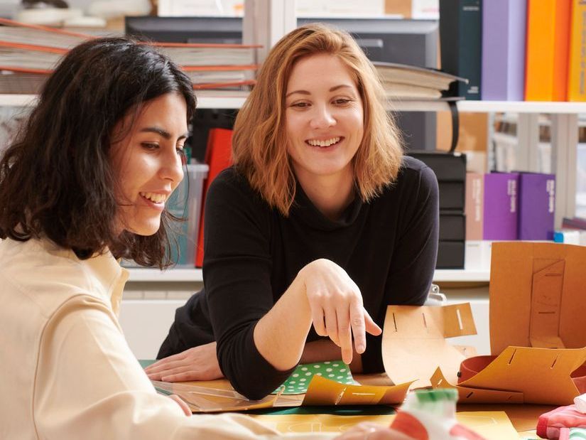 imagen dos chicas charlado