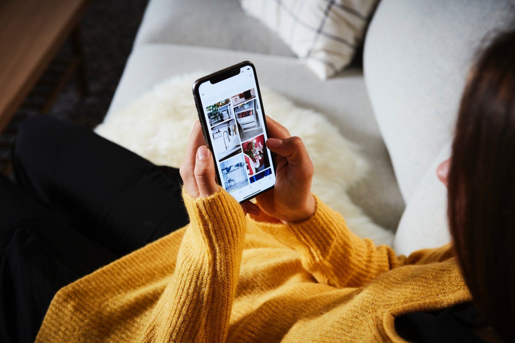 foto de una persona mirando la pantalla de un móvil