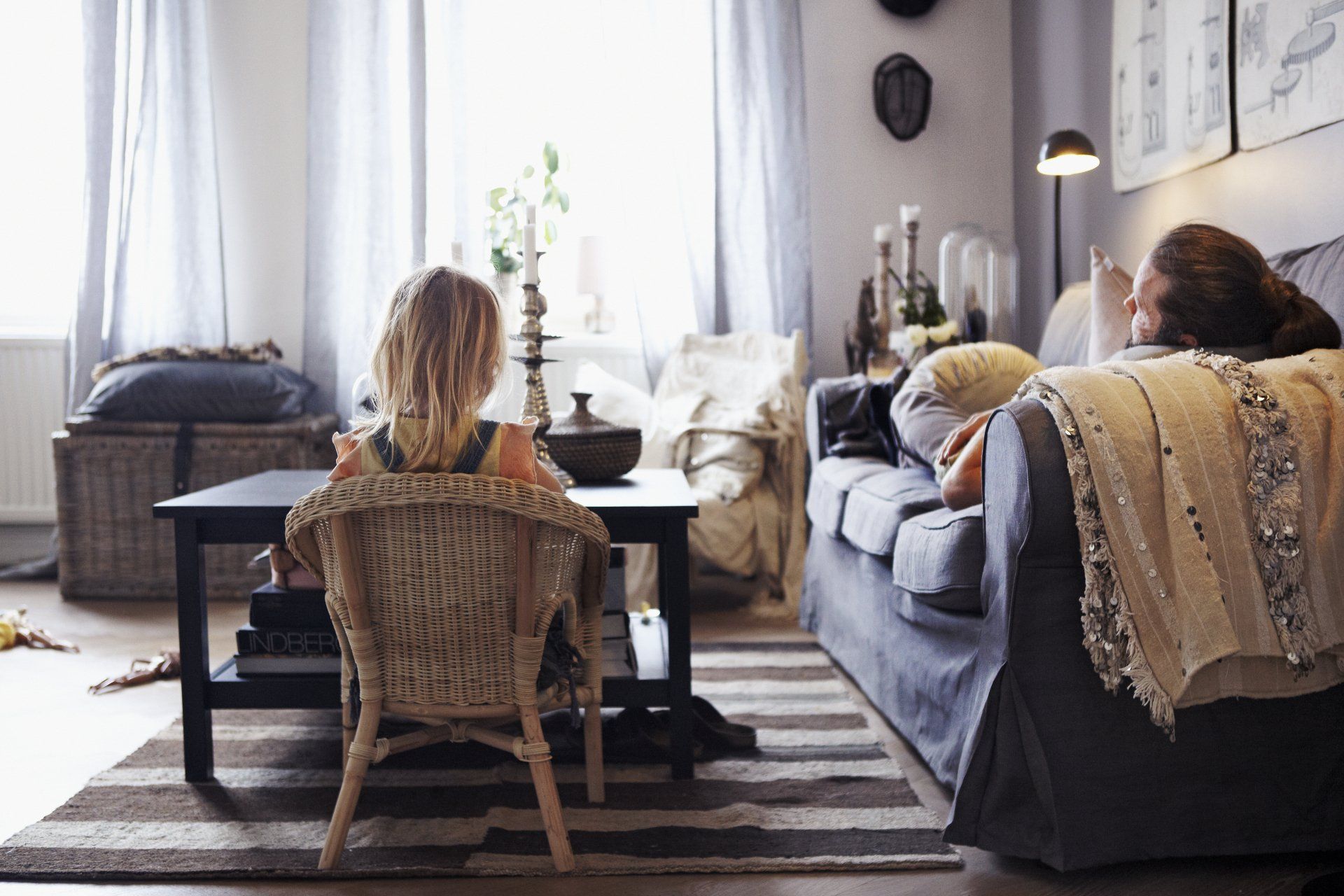 foto de una familia en el salón