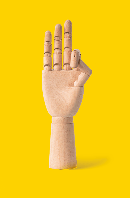 imagen de una mano de madera articulada