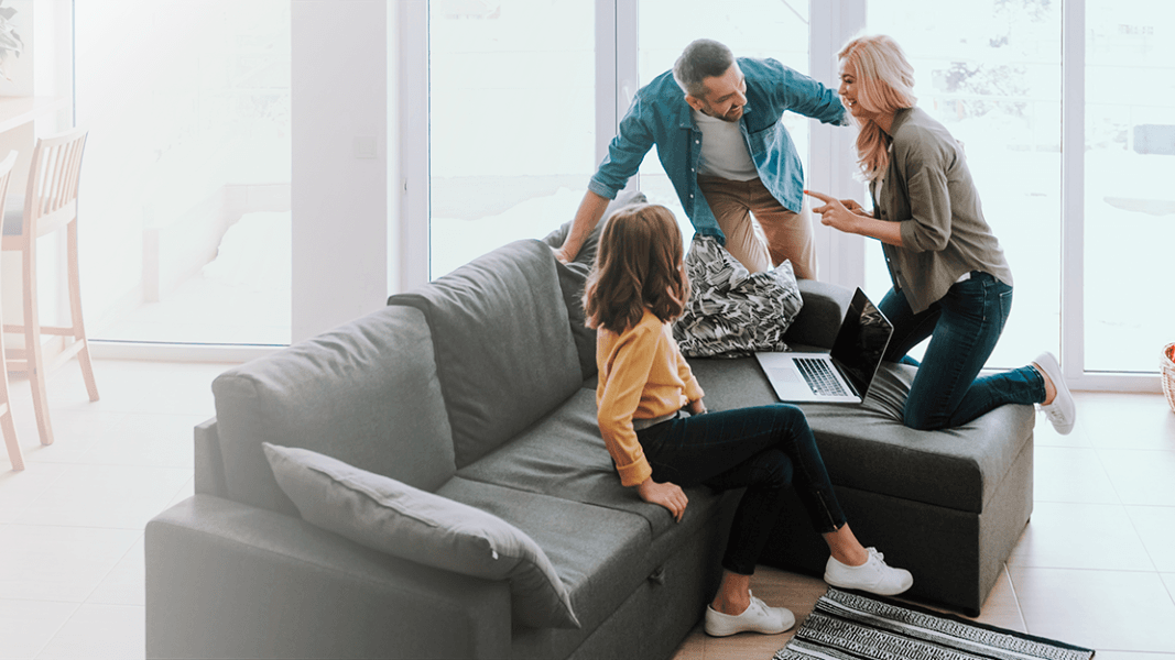 imagen de seguros mujer y hombre con dos niños en la puerta de una casa