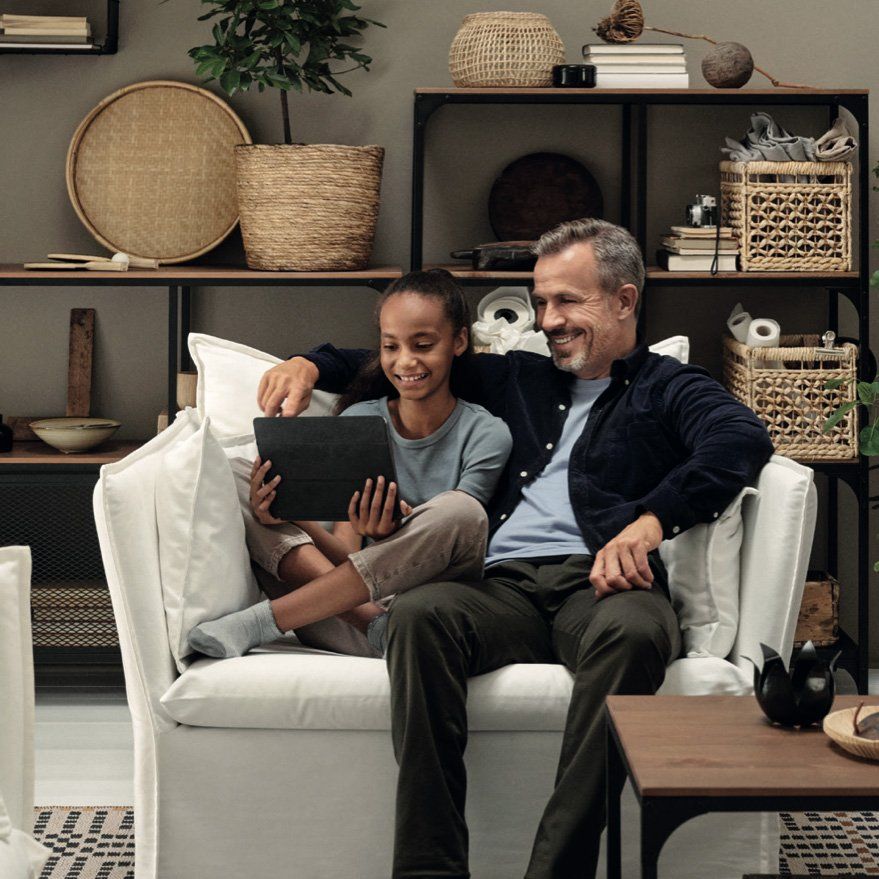 foto de un padre con su hija sentados en un sofá