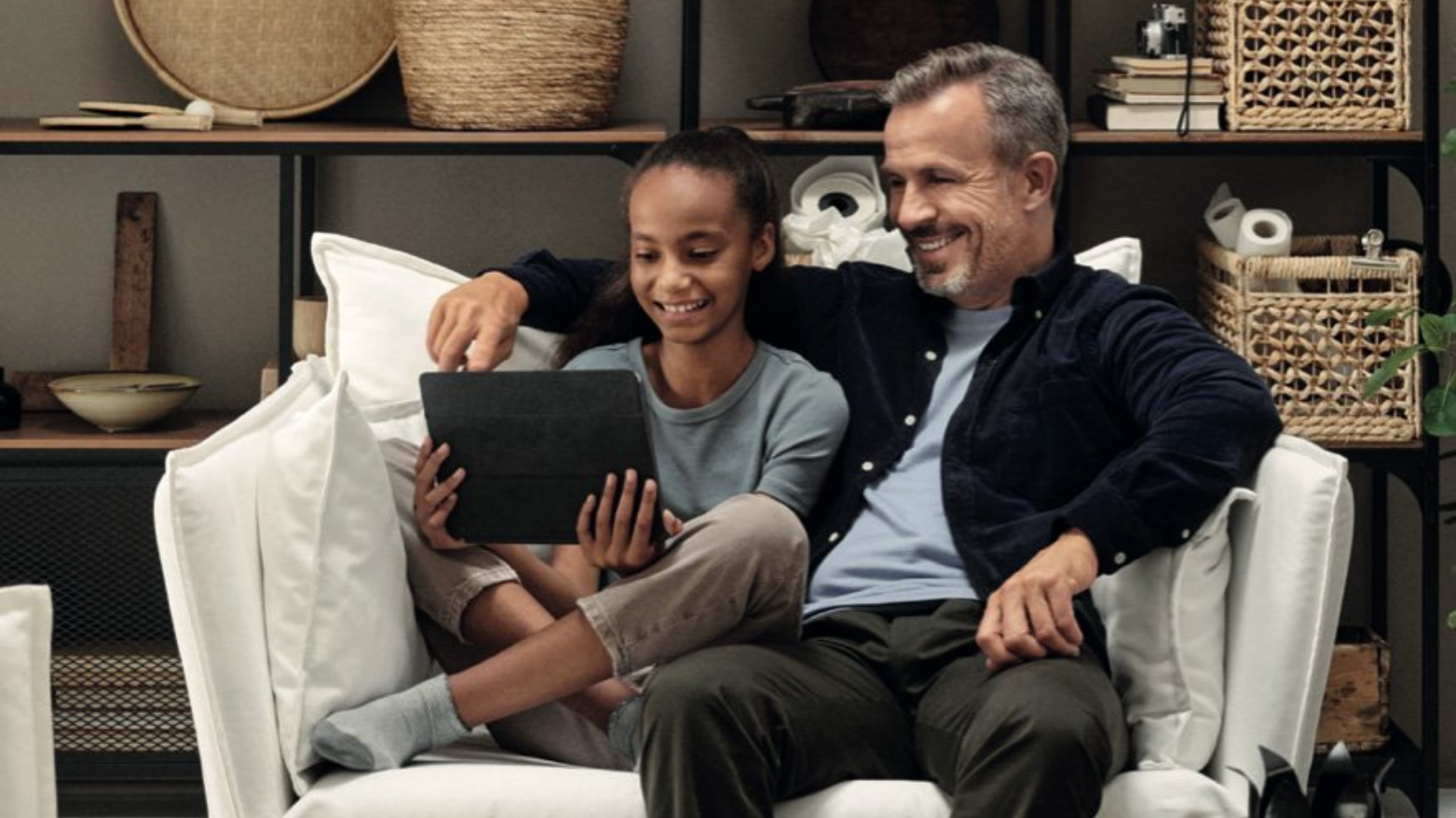 foto de padre e hija sentados en un sofá