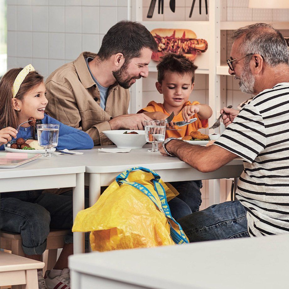foto de una familia comiendo