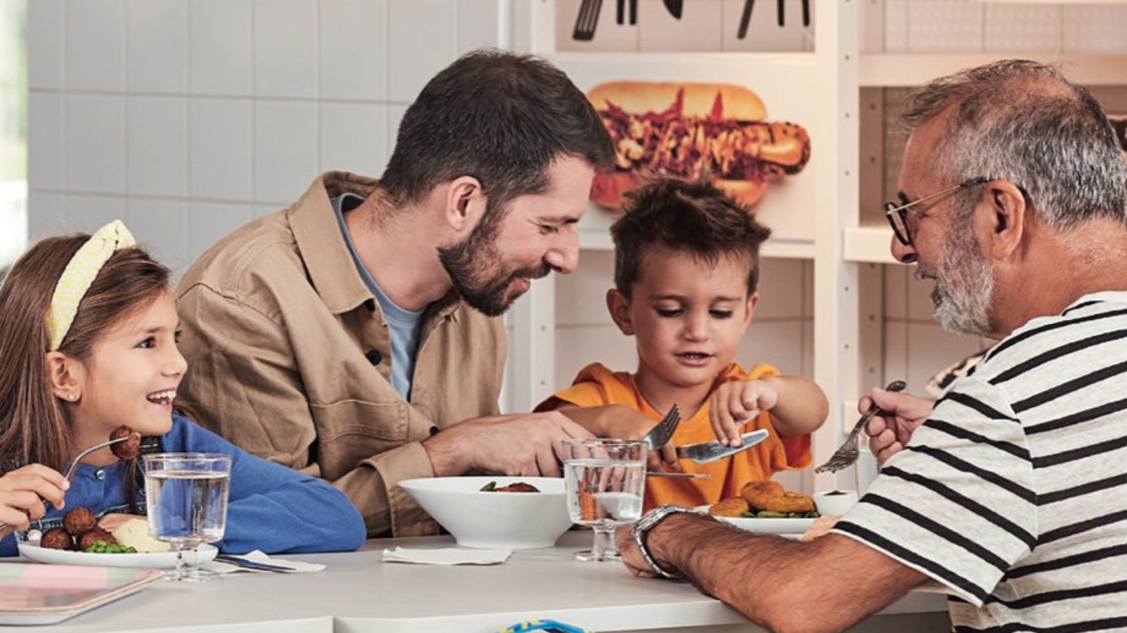 foto de una familia comiendo