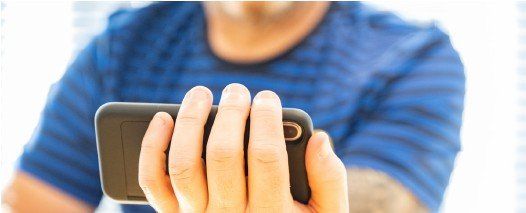 un colaborador con un móvil