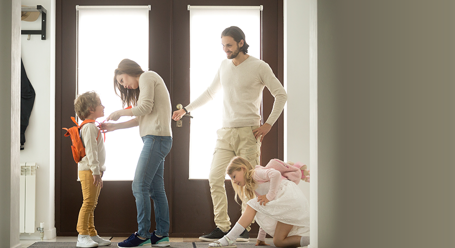imagen de seguros mujer y hombre con dos niños en la puerta de una casa