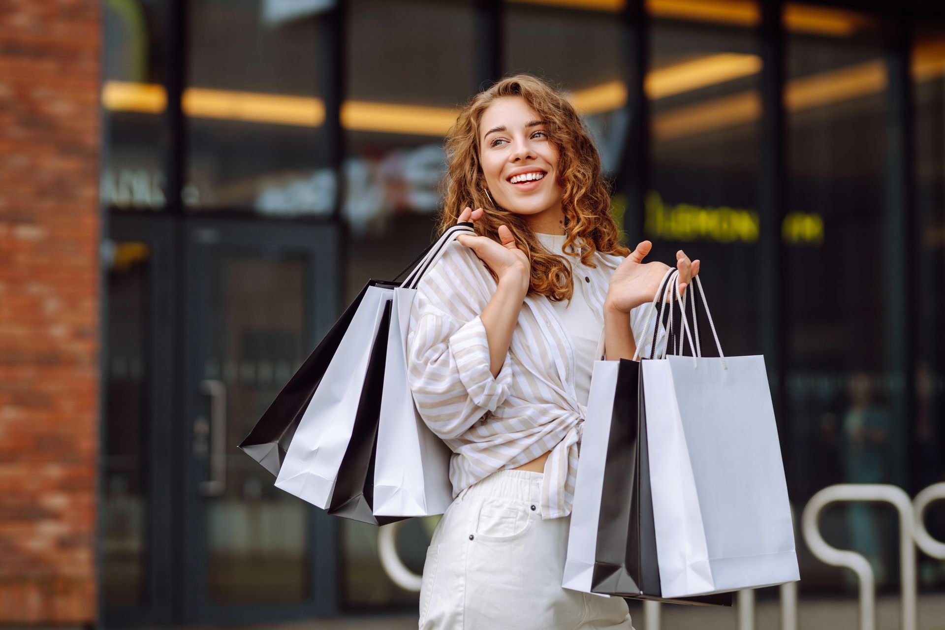 mujer yendo de compras
