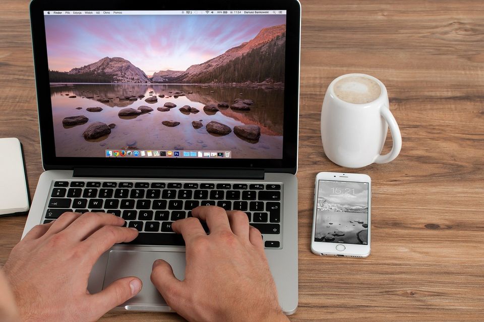 Notebook im Homeoffice mit Smartphone