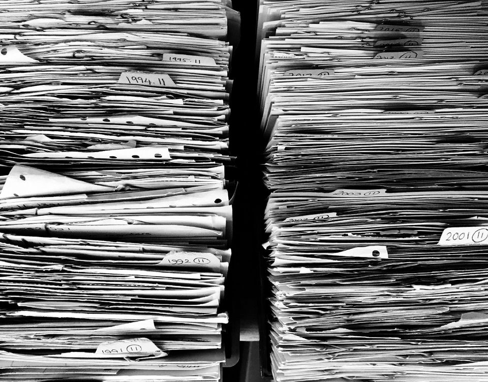 Papierstapel im Archiv