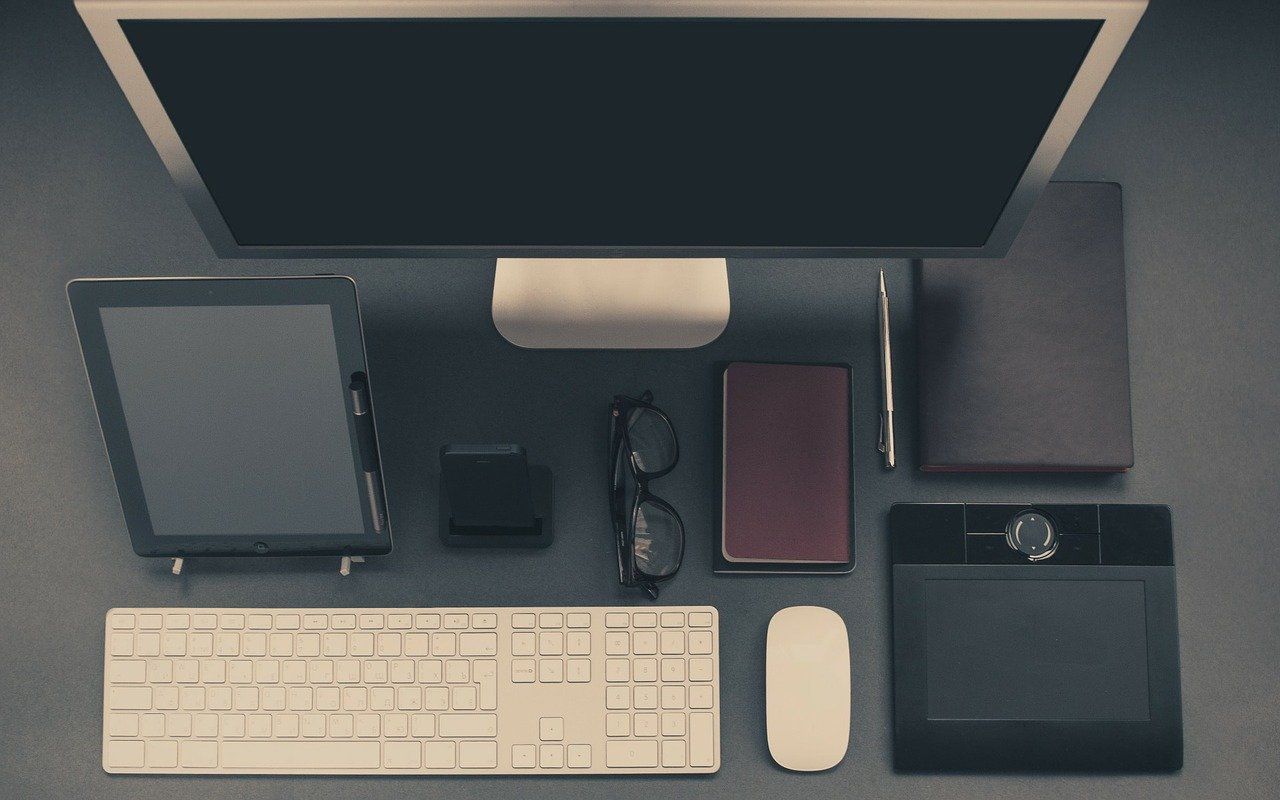Monitor, Tablet, Mobiltelefon und weitere technische Geräte