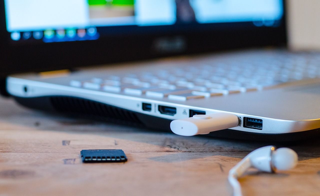 Laptop mit eingestecktem USB-Stick