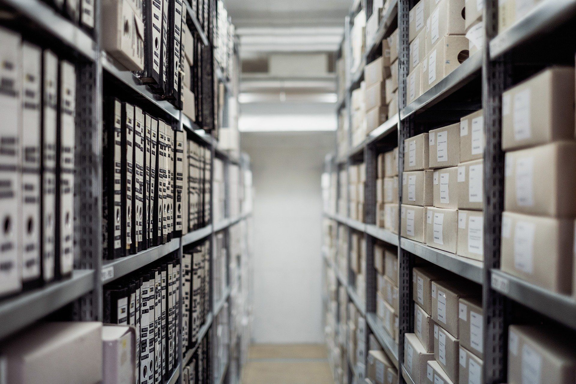 Regale im Datenarchiv