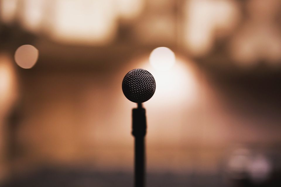 Mikrofon vor verschwommenem Hintergrund