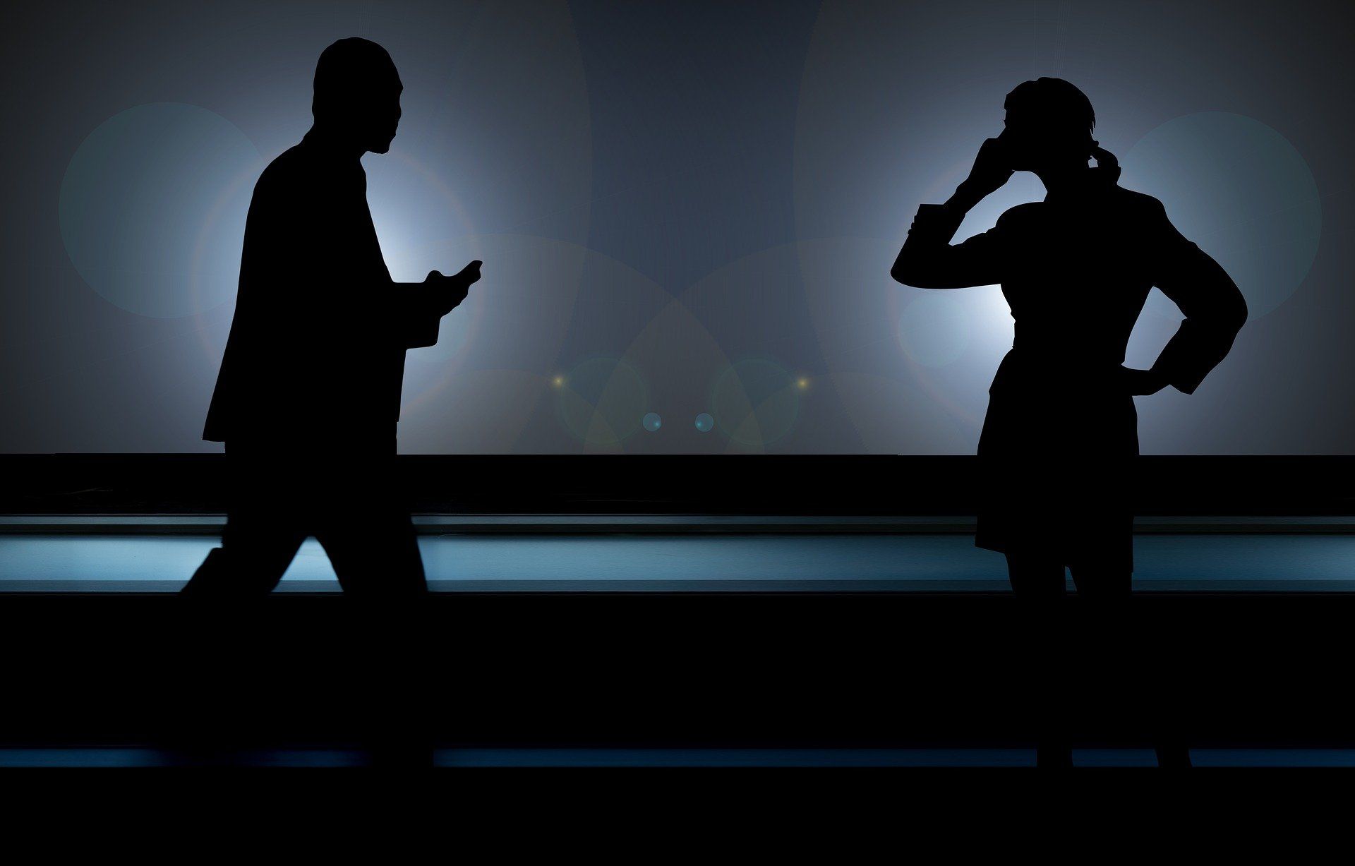 Silhouette einer Geschäftsfrau beim Telefonieren