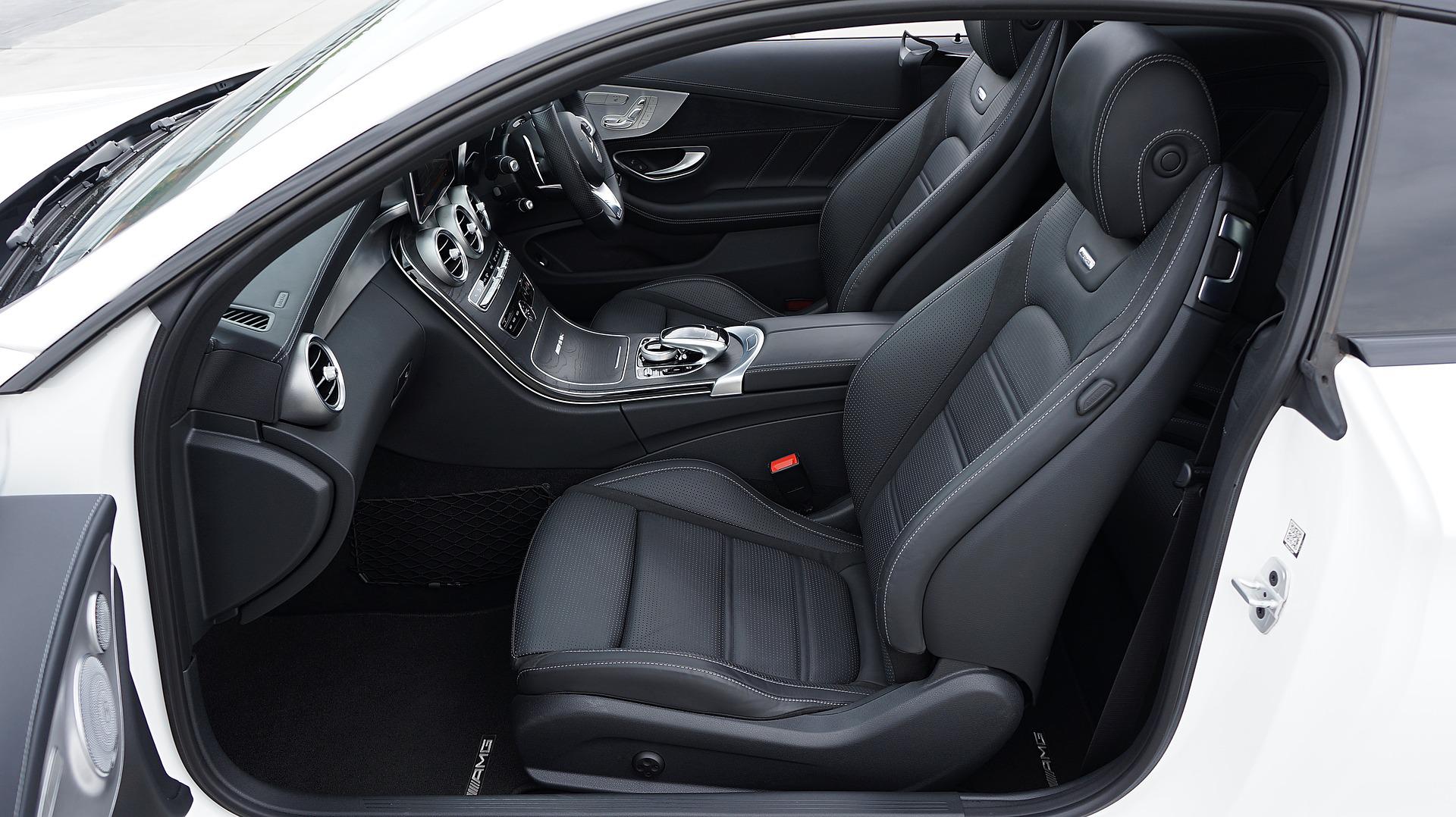 Cockpit eines modernen Autos