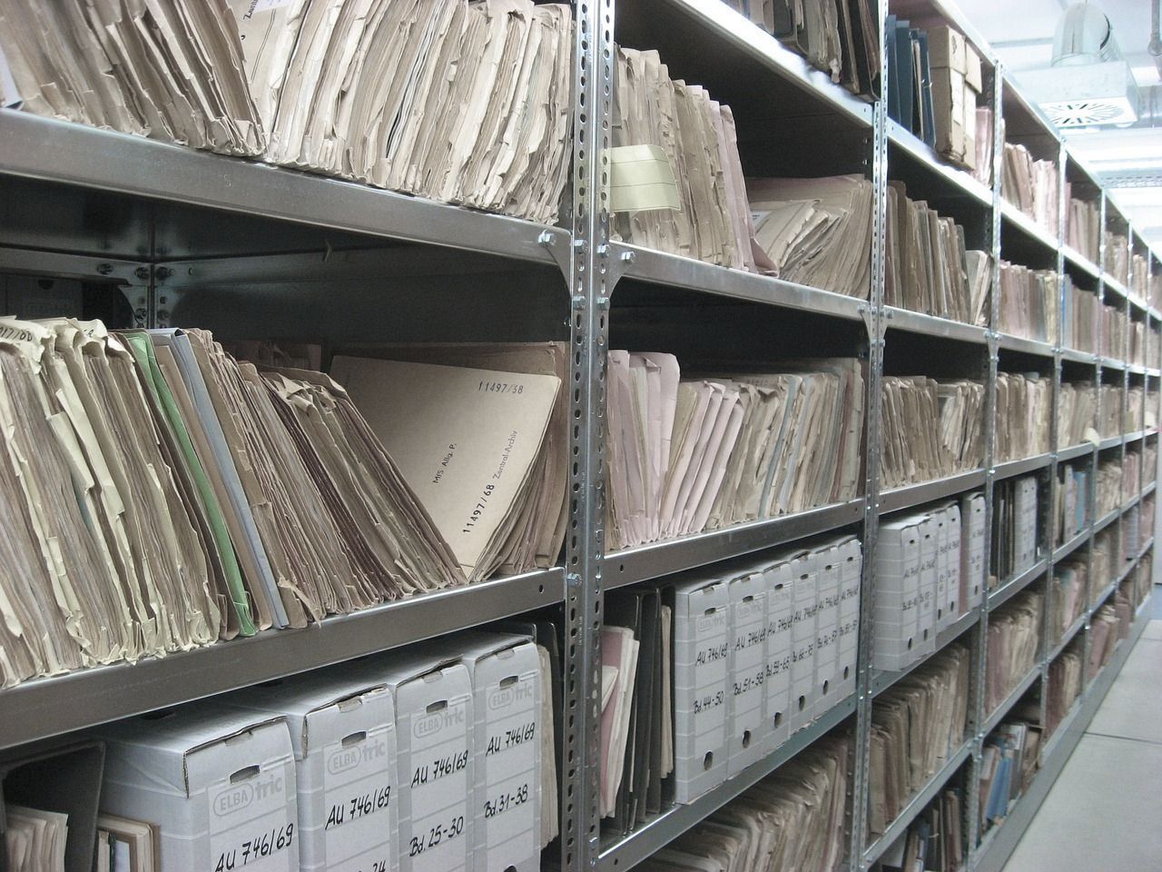 Archivregal mit Unterlagen