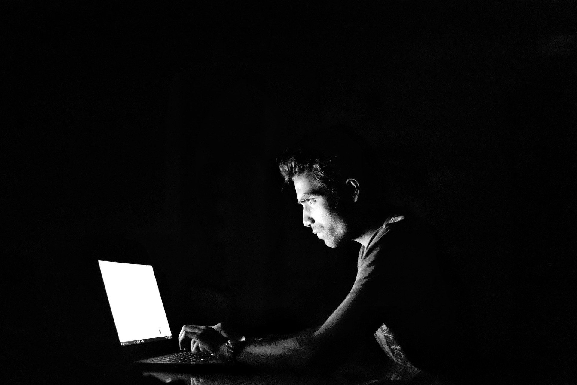 Hacker am Laptop