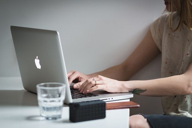 Mitarbeiterin bei der Arbeit am Laptop