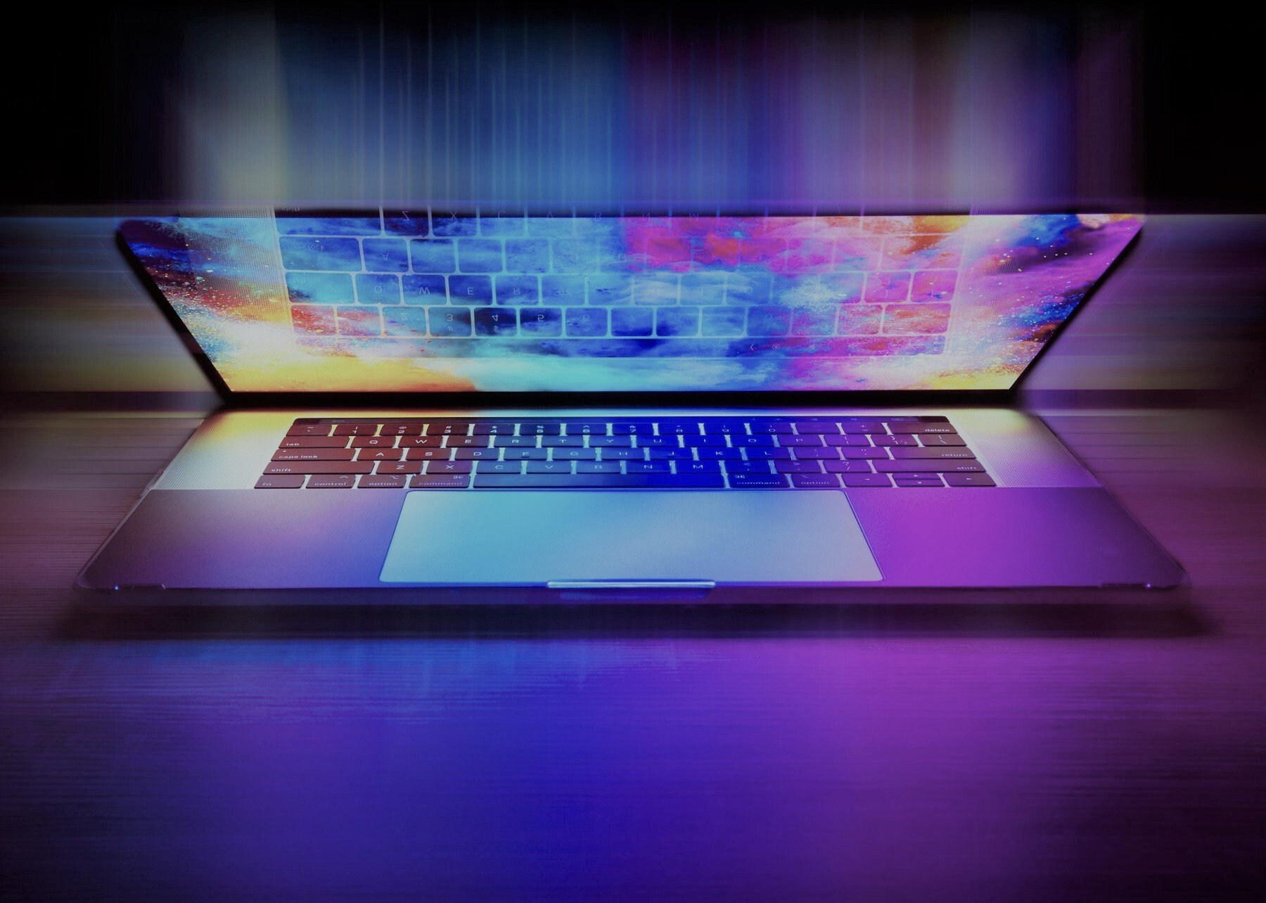 Halb aufgeklappter bunt leuchtender Laptop