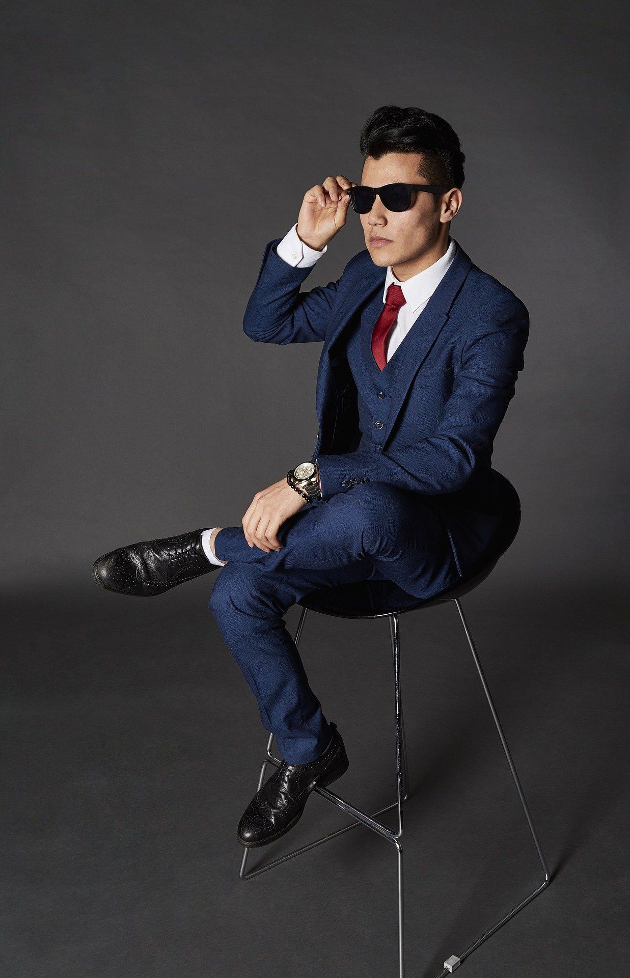 Mann mit Anzug und Sonnenbrille beim Fotoshooting