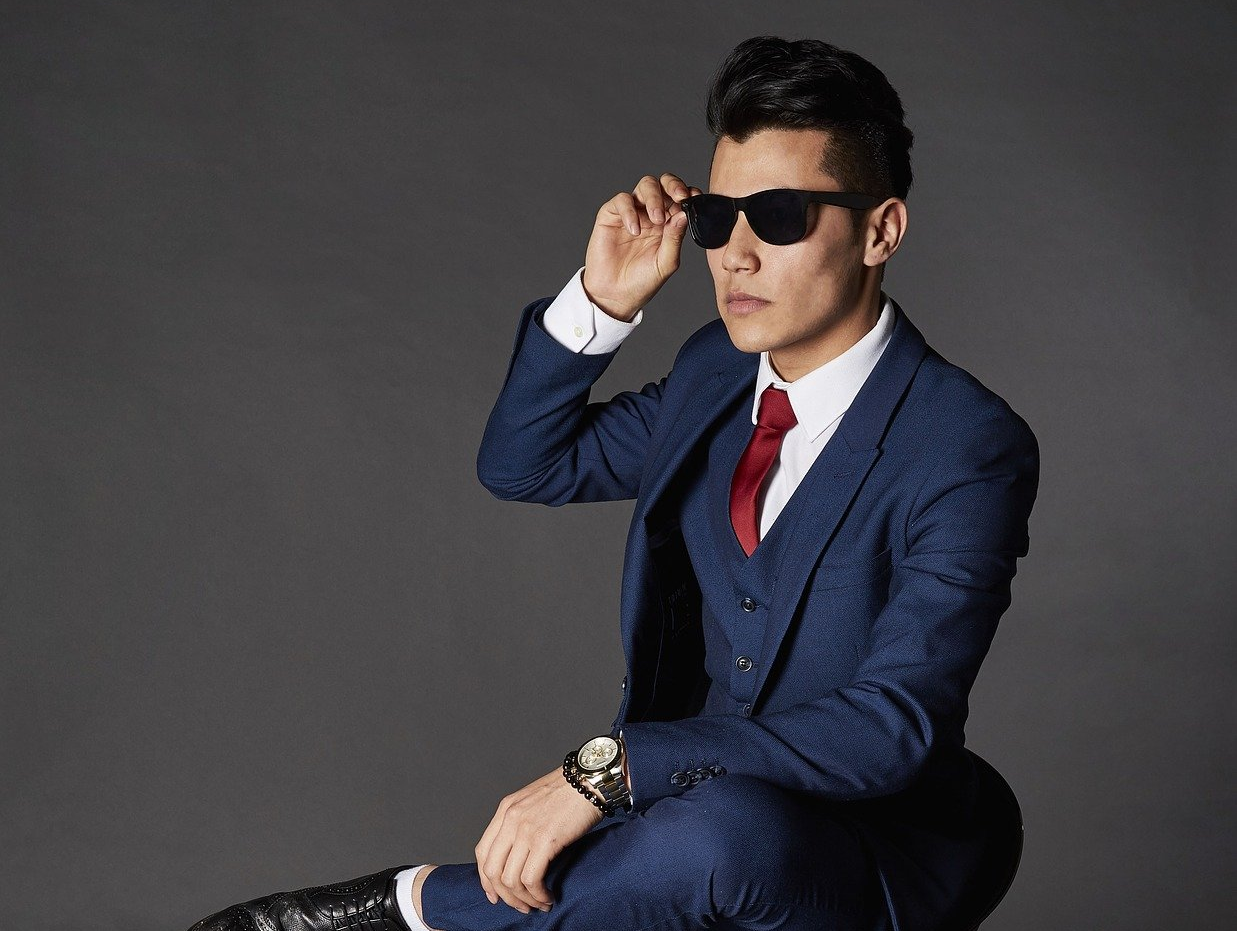 Geschäftsmann mit Anzug und Sonnenbrille beim Fotoshooting