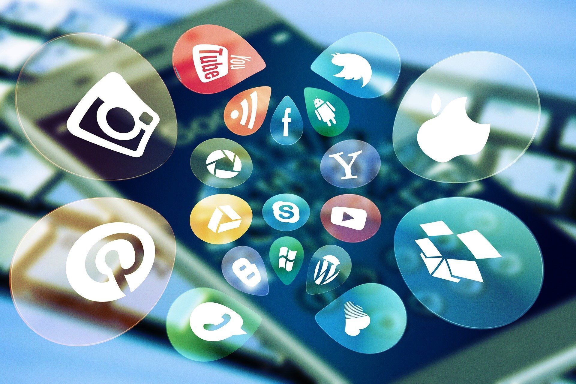 Smartphone mit Social-Media-Apps wie YouTube, Twitter, WhatsApp, Instagram und mehr