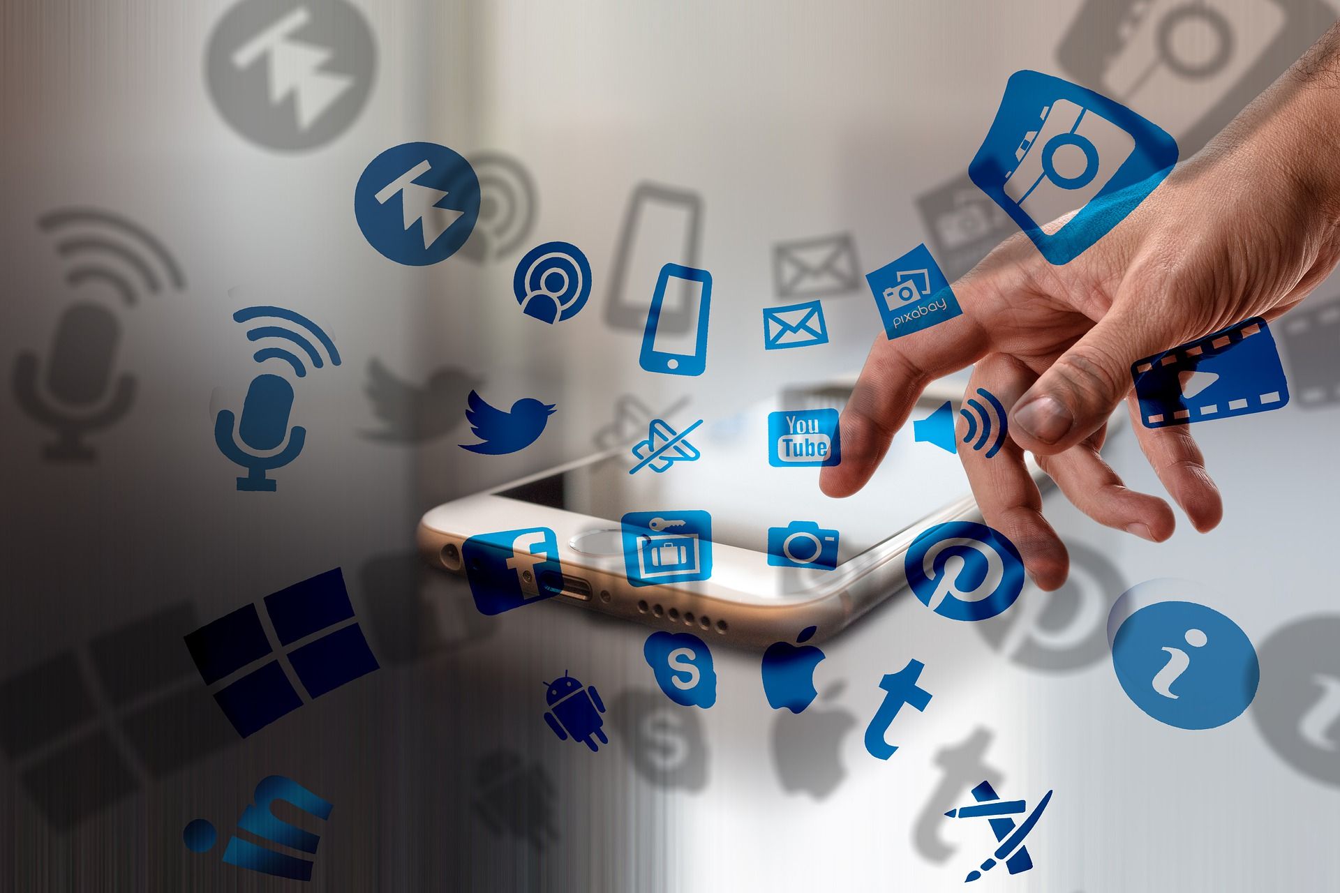 Hand mit Smartphone und Apps