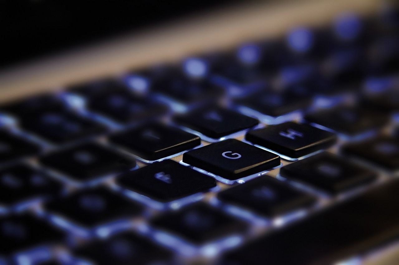 Laptop-Tastatur mit leuchtenden Tasten