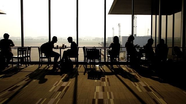 Öffentliches Café am Flughafen
