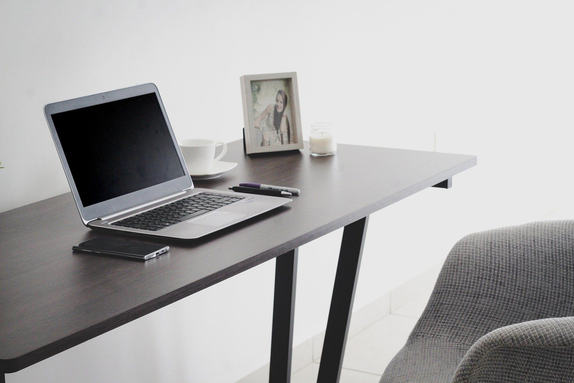 Schreibtisch mit Laptop im Homeoffice