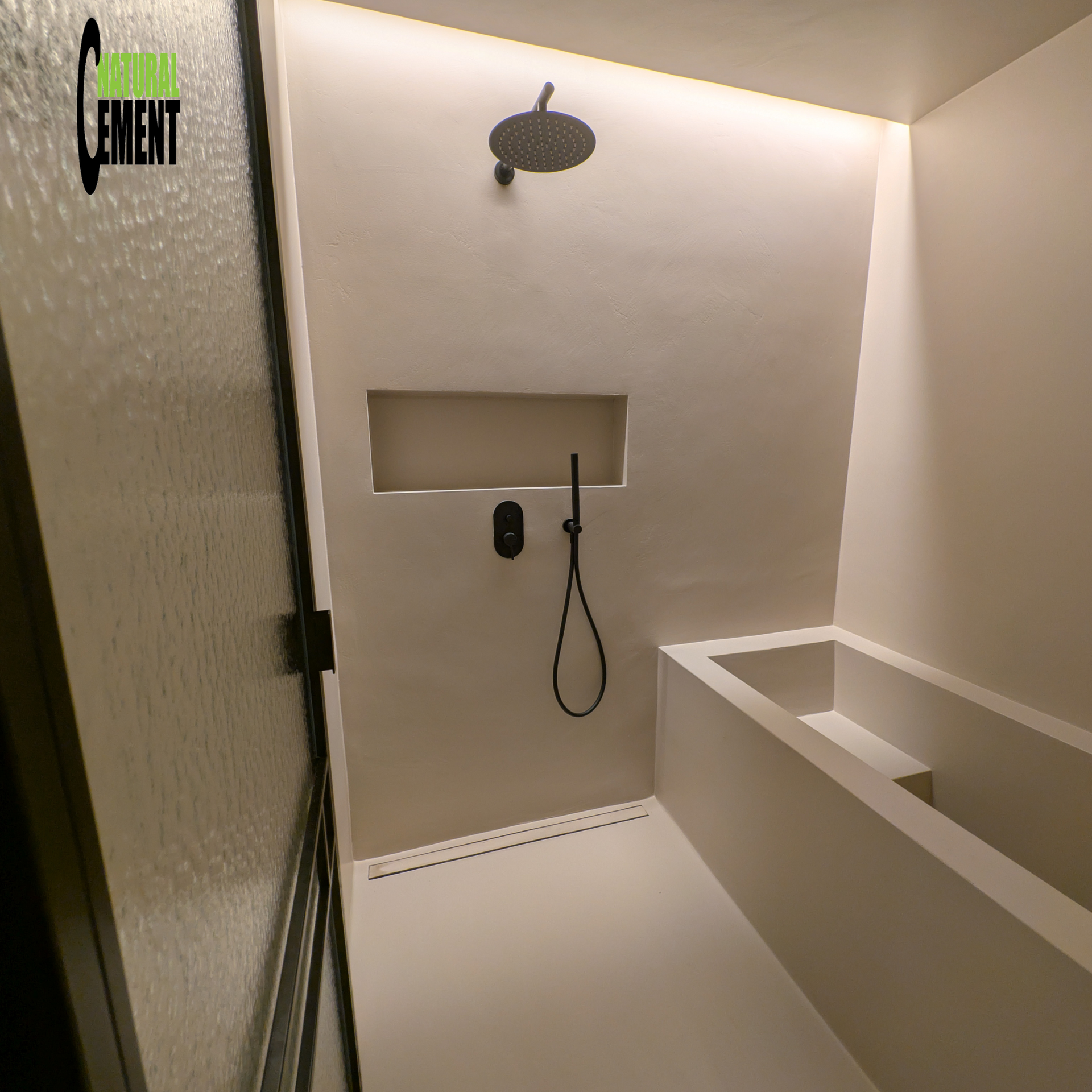 Revestimiento de microcemento en antigua bañera, renovándola sin obras.