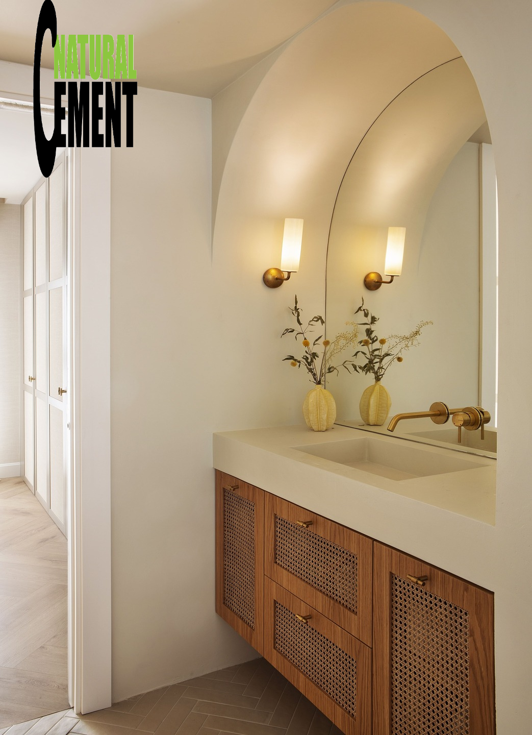 Baño moderno con paredes y suelo de microcemento gris perla y lavabo suspendido.