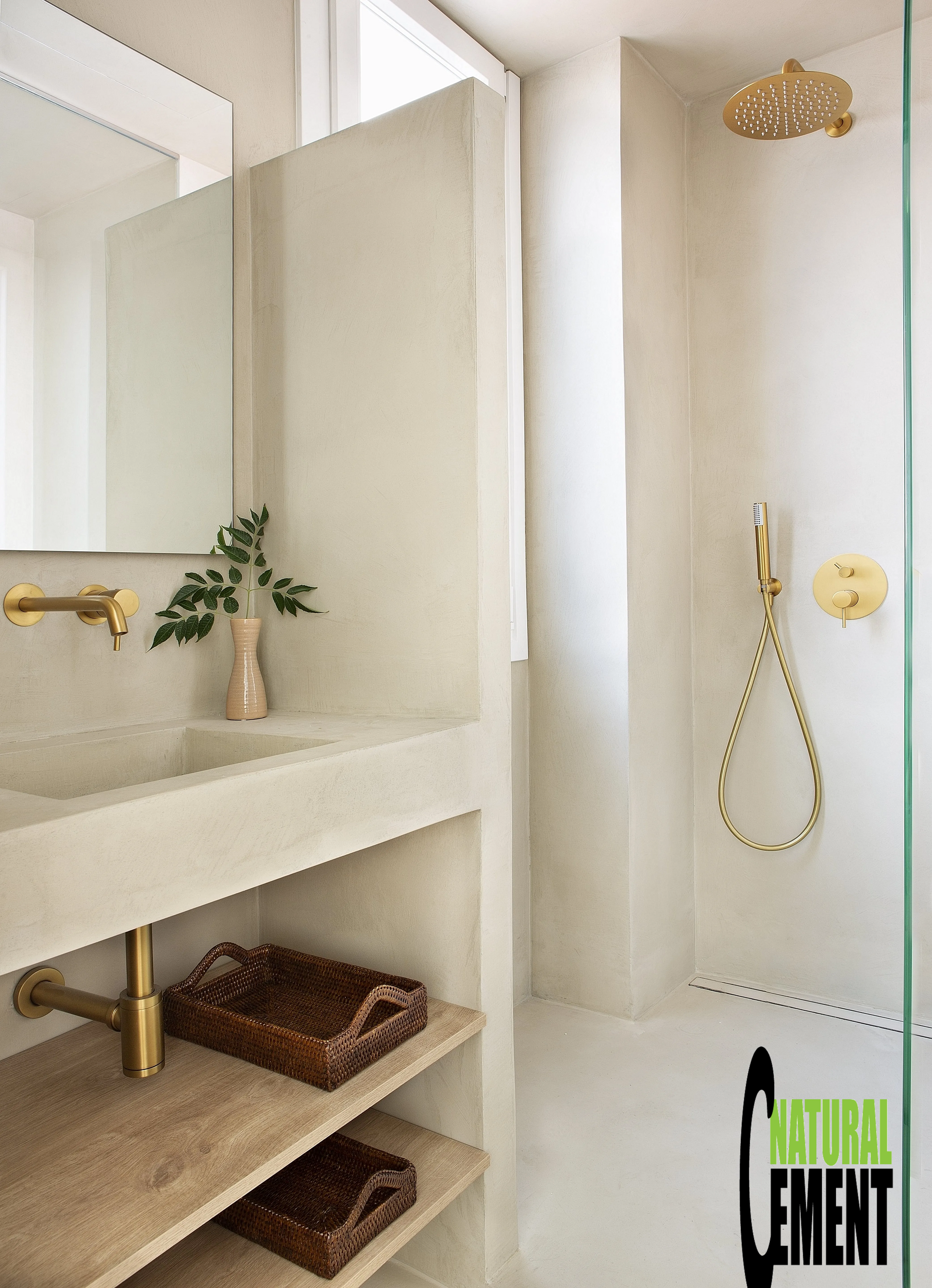 Textura suave de microcemento en pared de zona de ducha, color beige.