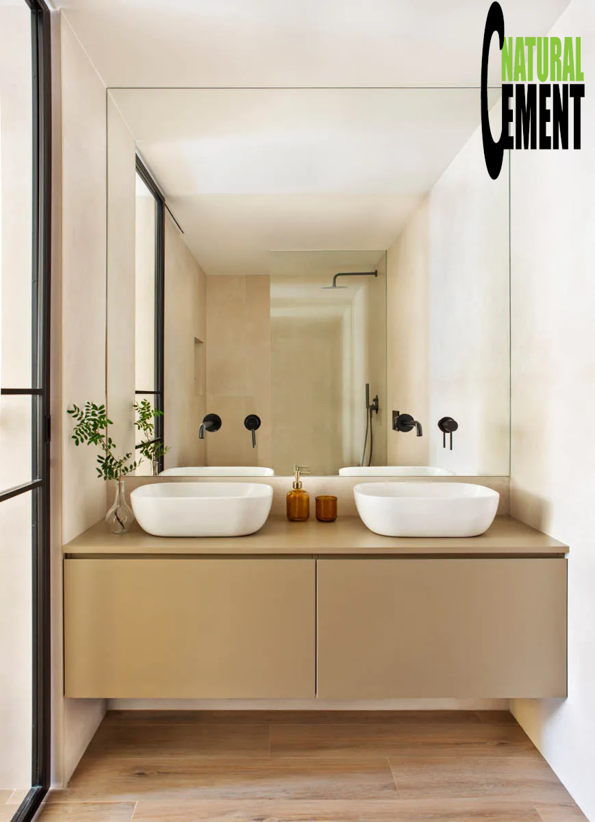 Elegante baño con microcemento oscuro y grifería negra mate.