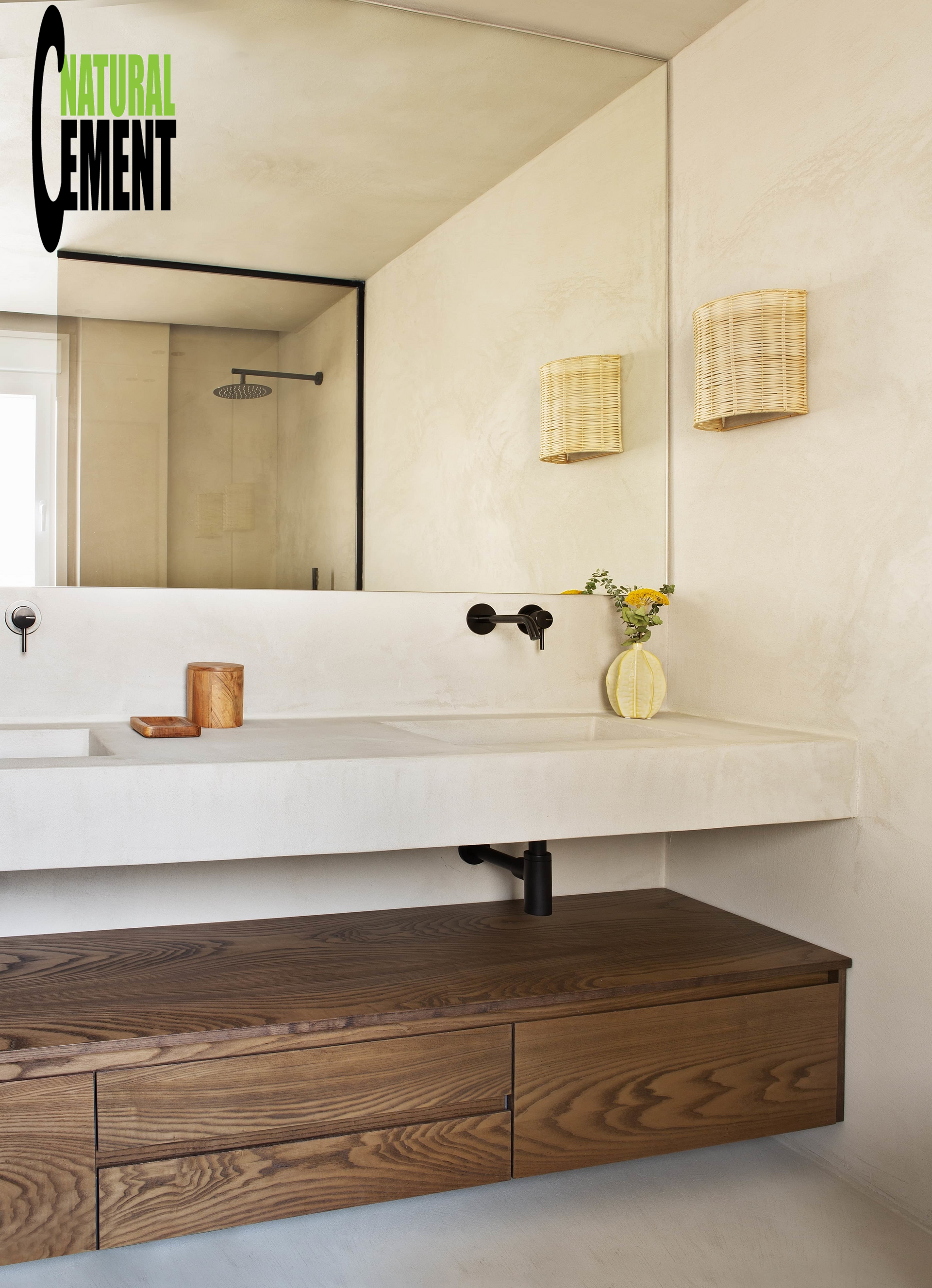 Plato de ducha de microcemento continuo sin juntas, acabado antideslizante.