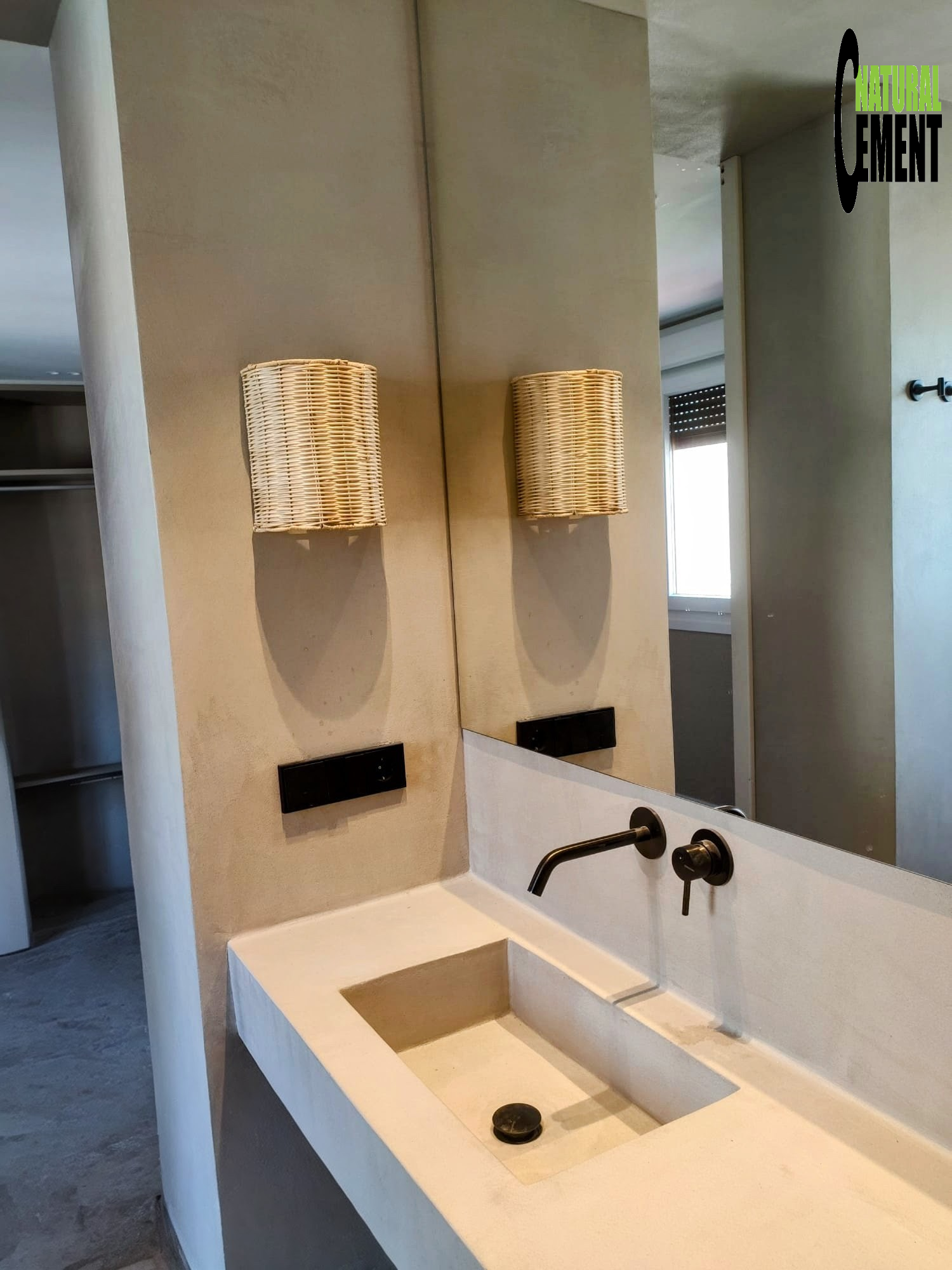 Transformación de baño con microcemento, antes y después del proyecto.