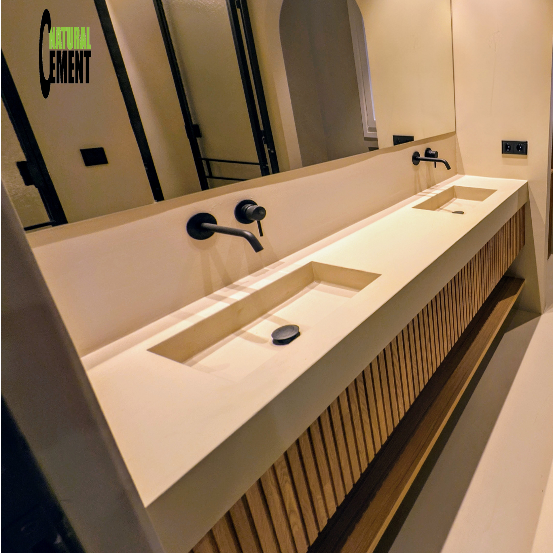 Mobiliario de baño a medida integrado con revestimiento de microcemento.