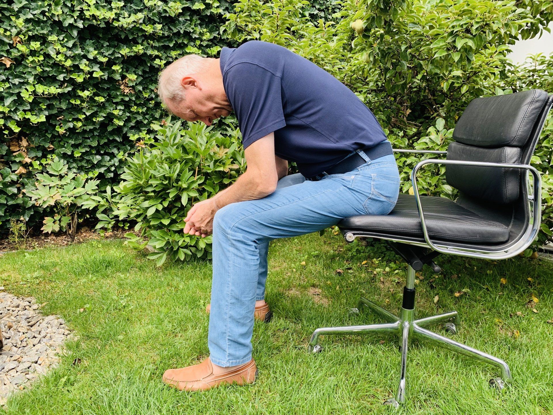 Droschgenkutscherhaltung. Autogenes Training kann man auch im Grünen und speziell im Wald praktizieren Mann beim autogenen Training im Freien: Droschgenkutscherhaltung. Blogpost, Wald-Gesundheitsexpertin Dr. Melanie H. Adamek