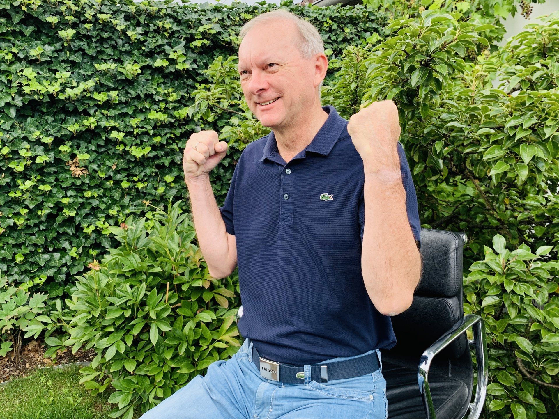 Autogenes Training, Rücknahmeübung: Arme kraftvoll an den Körper heranziehen und Augen öffnen Autogenes Training Rücknahmeübung