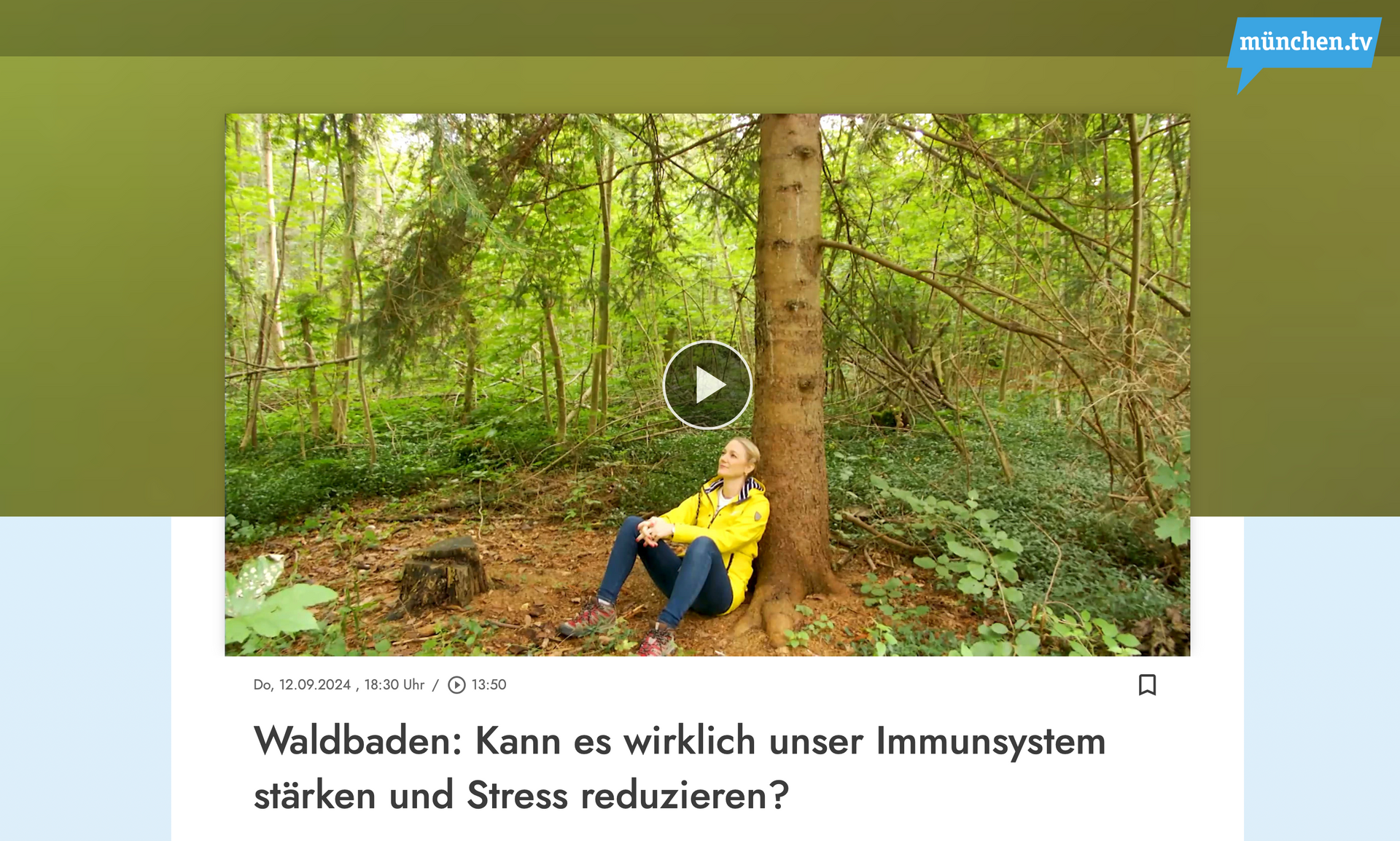 münchen.tv testet Waldbaden – ein spannender Drehtag mit Eva Walig, Dr. Melanie H. Adamek und Sabine Oberg. Moderatorin Eva Walig beim Waldbaden im Wald für einen TV-Beitrag von münchen.tv mit Dr. Melanie H. Adamek und Sabine Oberg