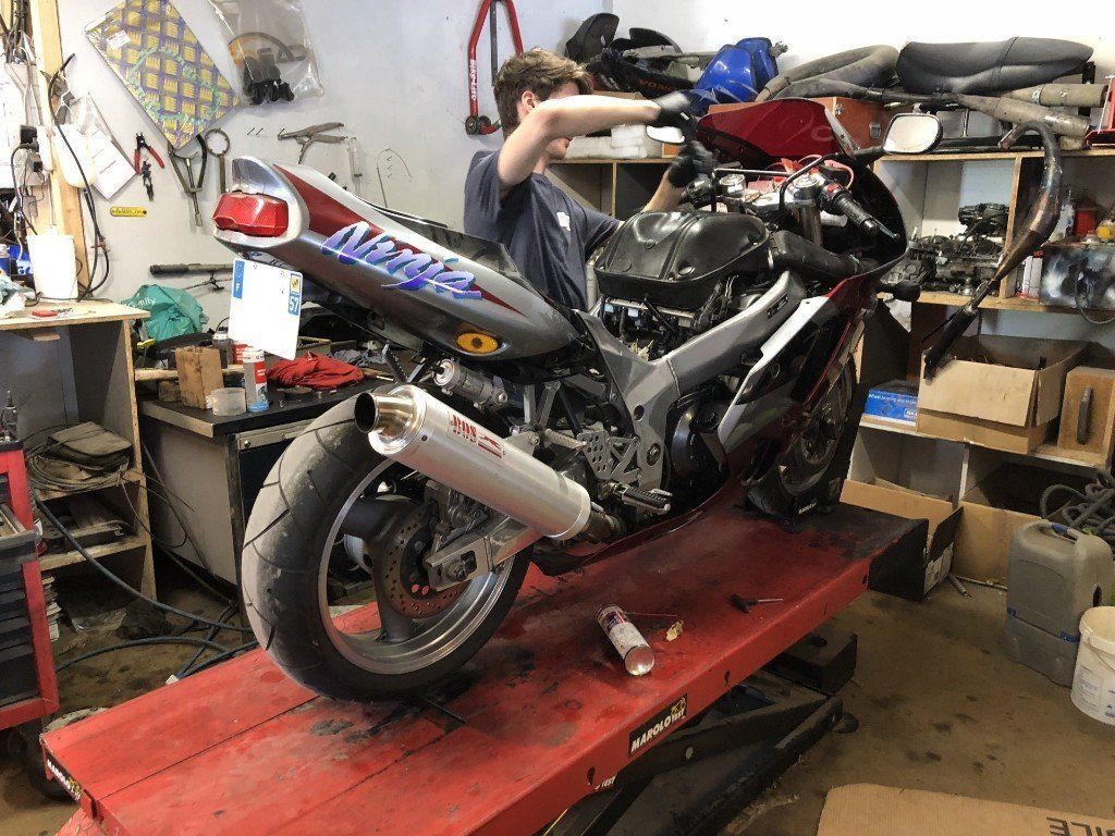 Réparation de moto au Garage François Père et Fils