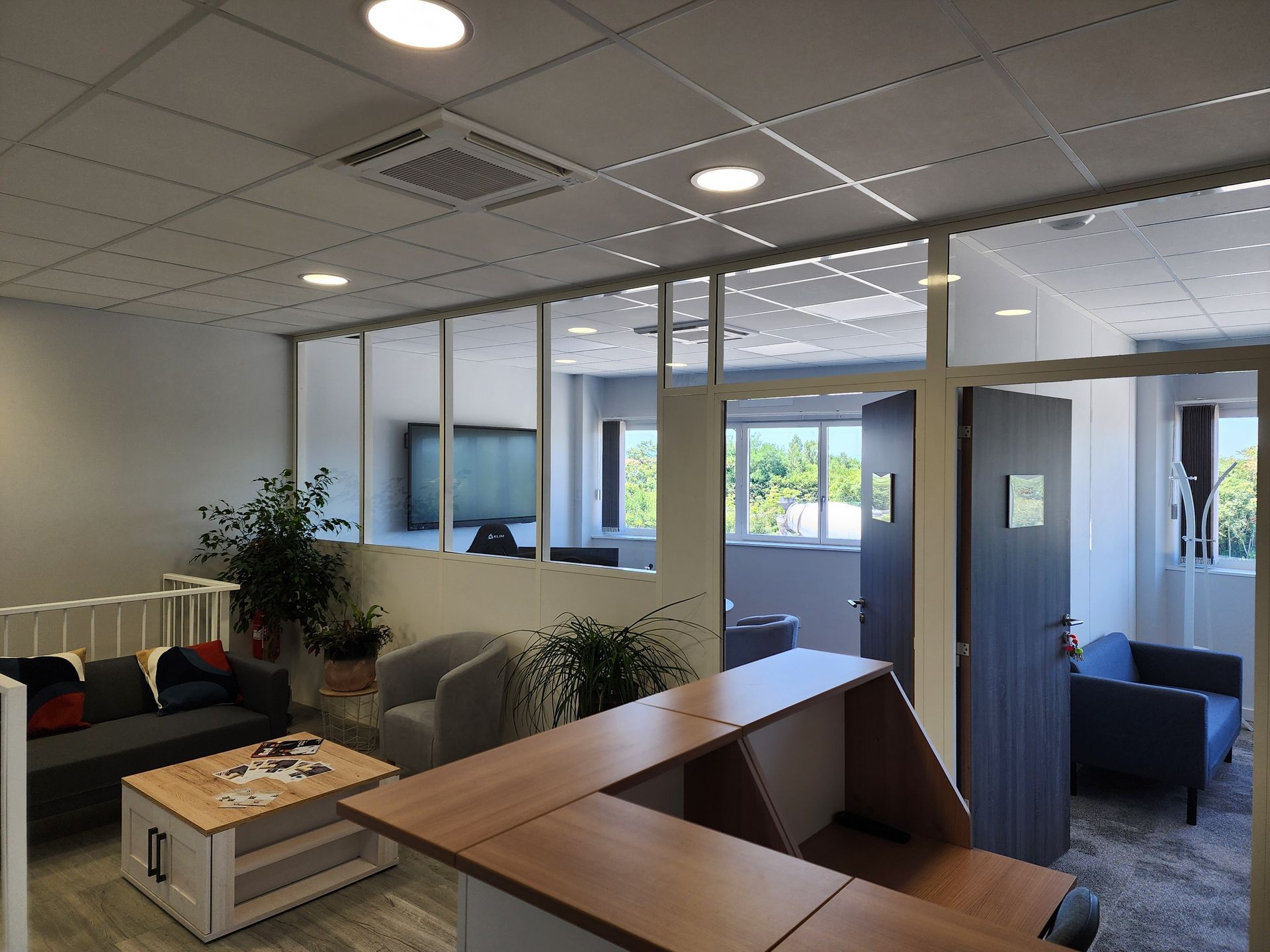 Accueil AFDE Quatre personnes assises autour d'une table lors d'une formation AFDE avec un ordinateur portable.
