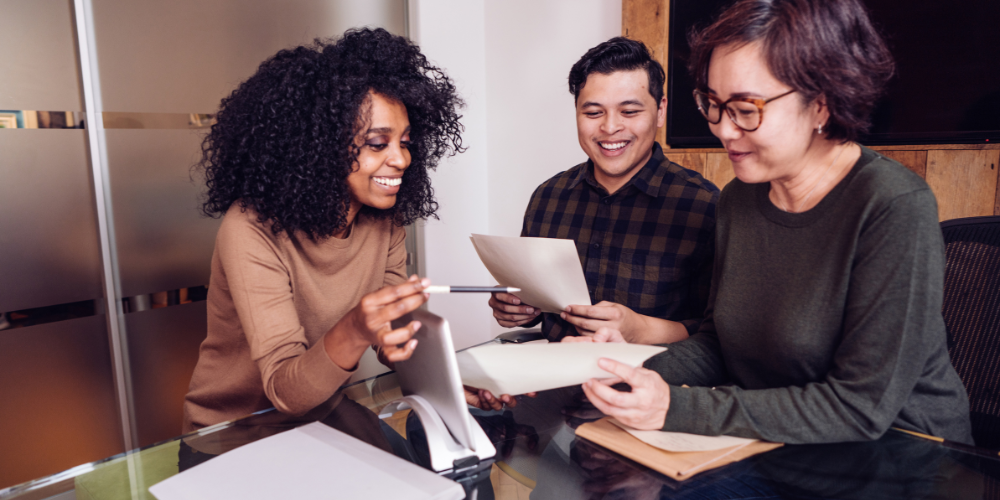 Une femme souriante après avoir réalisé une formation en création d'entreprise chez AFDE.