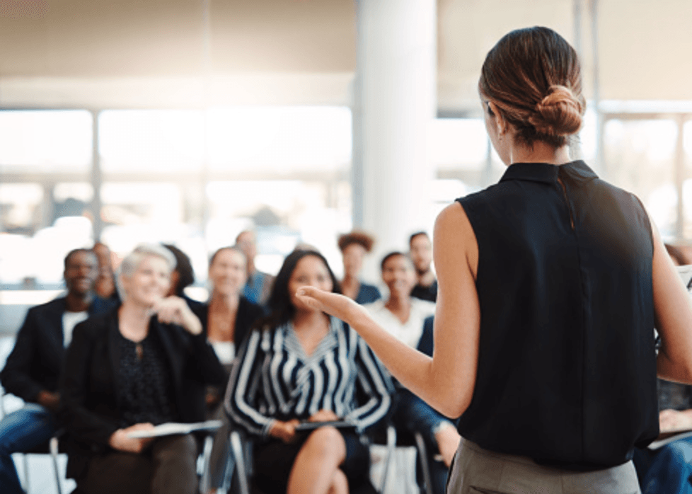 Des personnes assises dans une assemblée participent à une formation.