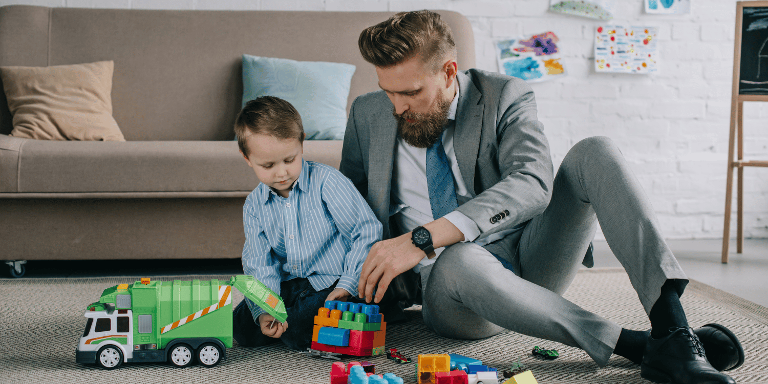 Un dirigeant d'entreprise et son enfant jouent avec des camions jouets.
