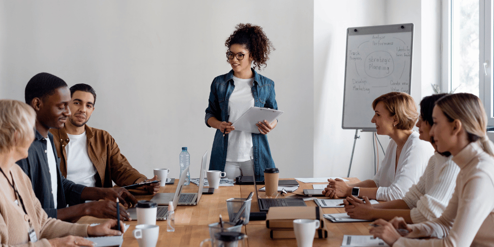 Illustration montrant des personnes pendant une formation en marketing digital.