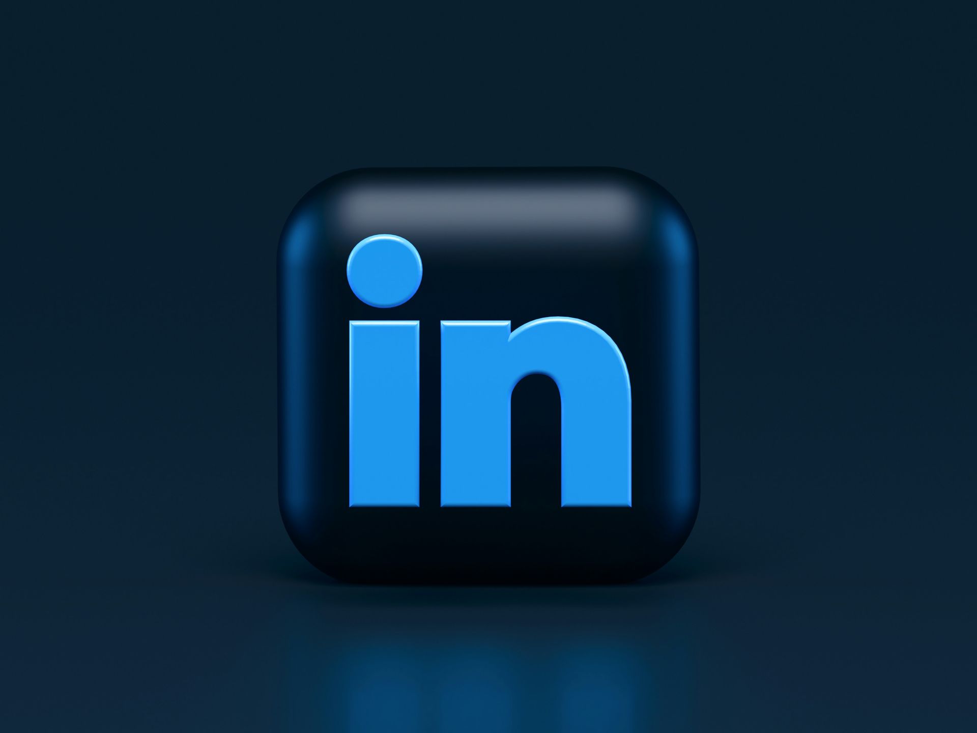 Icône de LinkedIn en 3D sur un fond bleu foncé, représentant l'application mobile de la plateforme professionnelle.