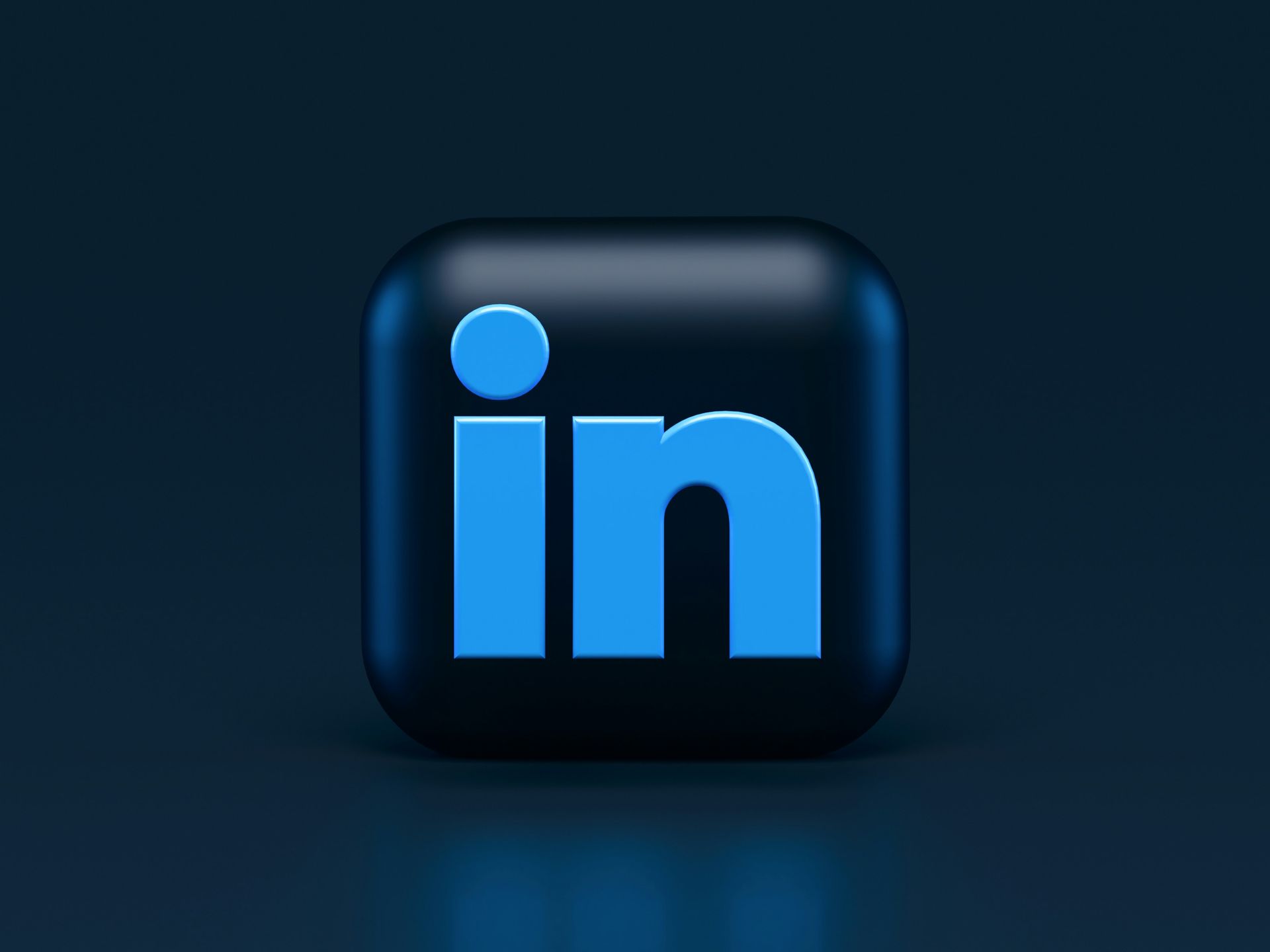Icône de LinkedIn en 3D sur un fond bleu foncé.