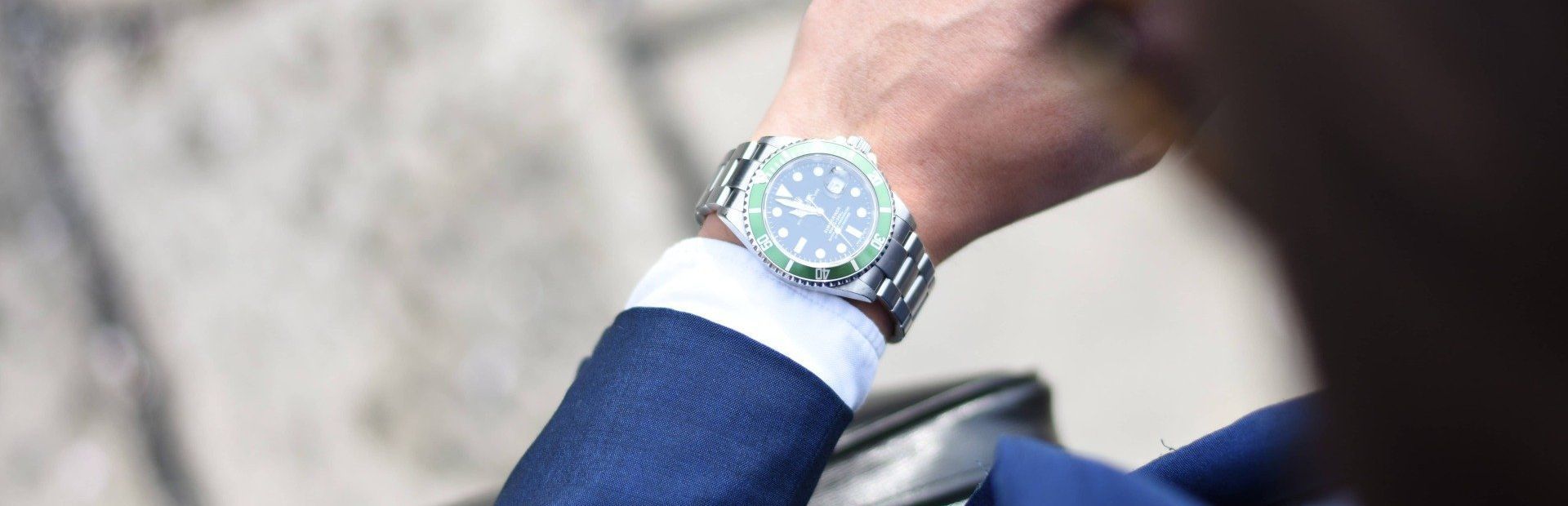 Dirigeant d'entreprise qui regarde sa montre et se pose des questions sur sa gestion du temps